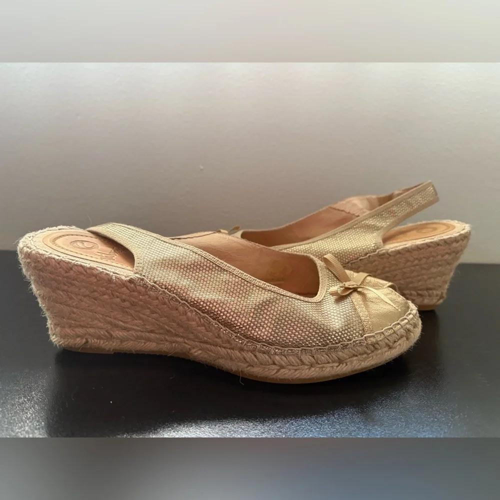 Vidorreta Golden Espadrille Sandals Gold Peep-Toe Slingback Sandals size 39/ 8.5